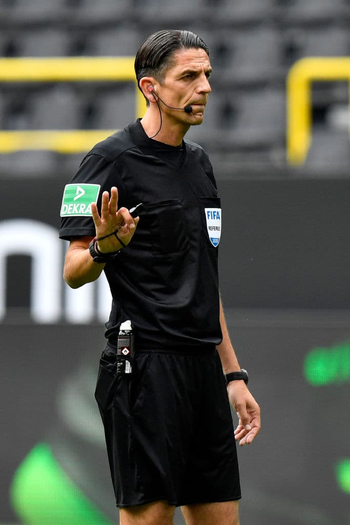 <b>Primer uso del VAR</b> - A los 10', el Dortmund pidió mano en el área de Kenny. El central no se dirigió a la cabina sino que solo recibió el análisis desde las alutras. No hubo penal.