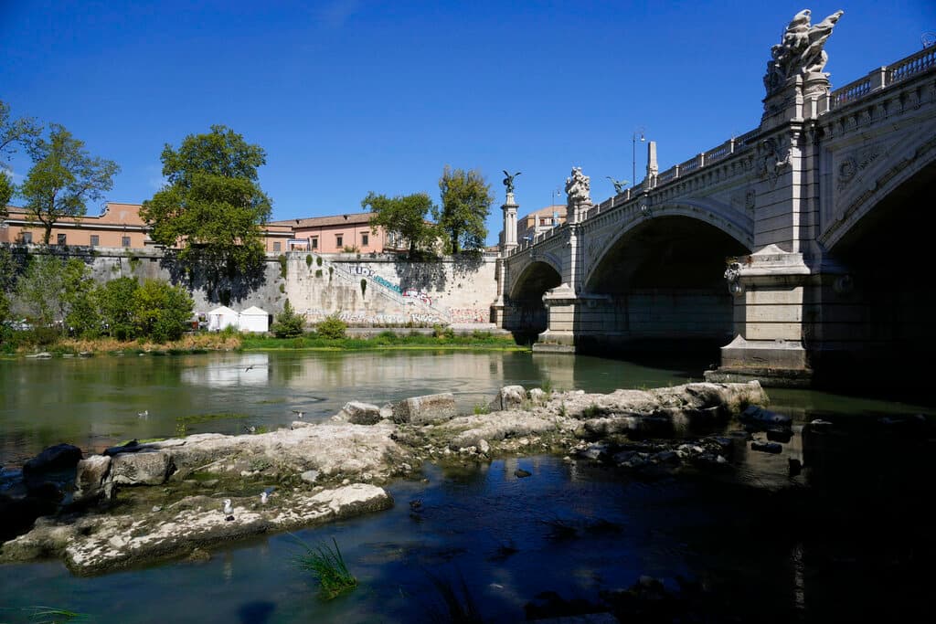 <h3 class="cms-H3-H3">Los pilares de un puente del imperio romano</h3>
<br>
<br>La peor sequía de Italia en 70 años ha dejado al descubierto los pilares de un antiguo puente sobre el río Tíber que alguna vez usaron los emperadores romanos, pero que se deterioró en el siglo III.
<br>
<br>Dos pilares del Puente de Nero han sido visibles gran parte del verano cerca del puente Vittorio Emanuele que cruza el río cerca del Vaticano, un montón de rocas cubiertas de musgo donde las gaviotas ahora toman el sol.