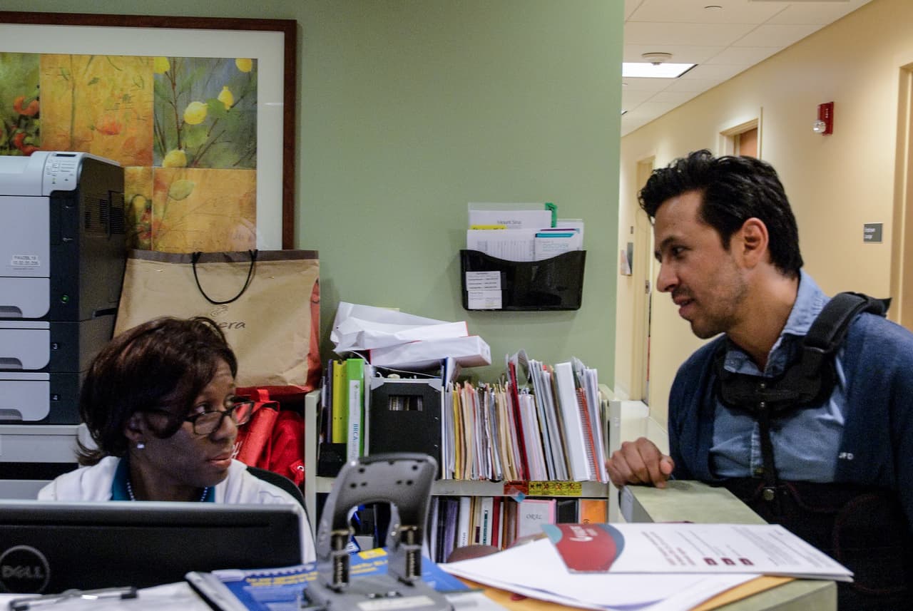 A la par de la inmunoterapia, Juan debe hacer rehabilitación. La enfermedad le ha producido fragilidad en los huesos y se le lesionó una vértebra. Espera volver a nadar una vez que su espalda se recupere.