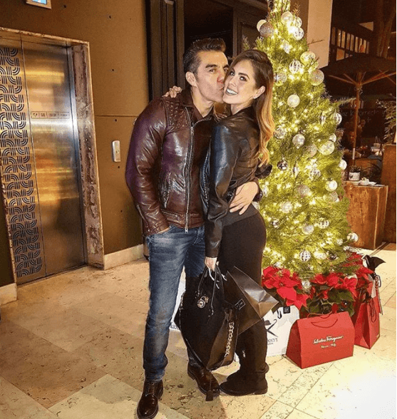 Se trata de la actriz Jackie Sauza, quien de acuerdo con información del diario mexicano El Gráfico es 18 años menor que el comediante.