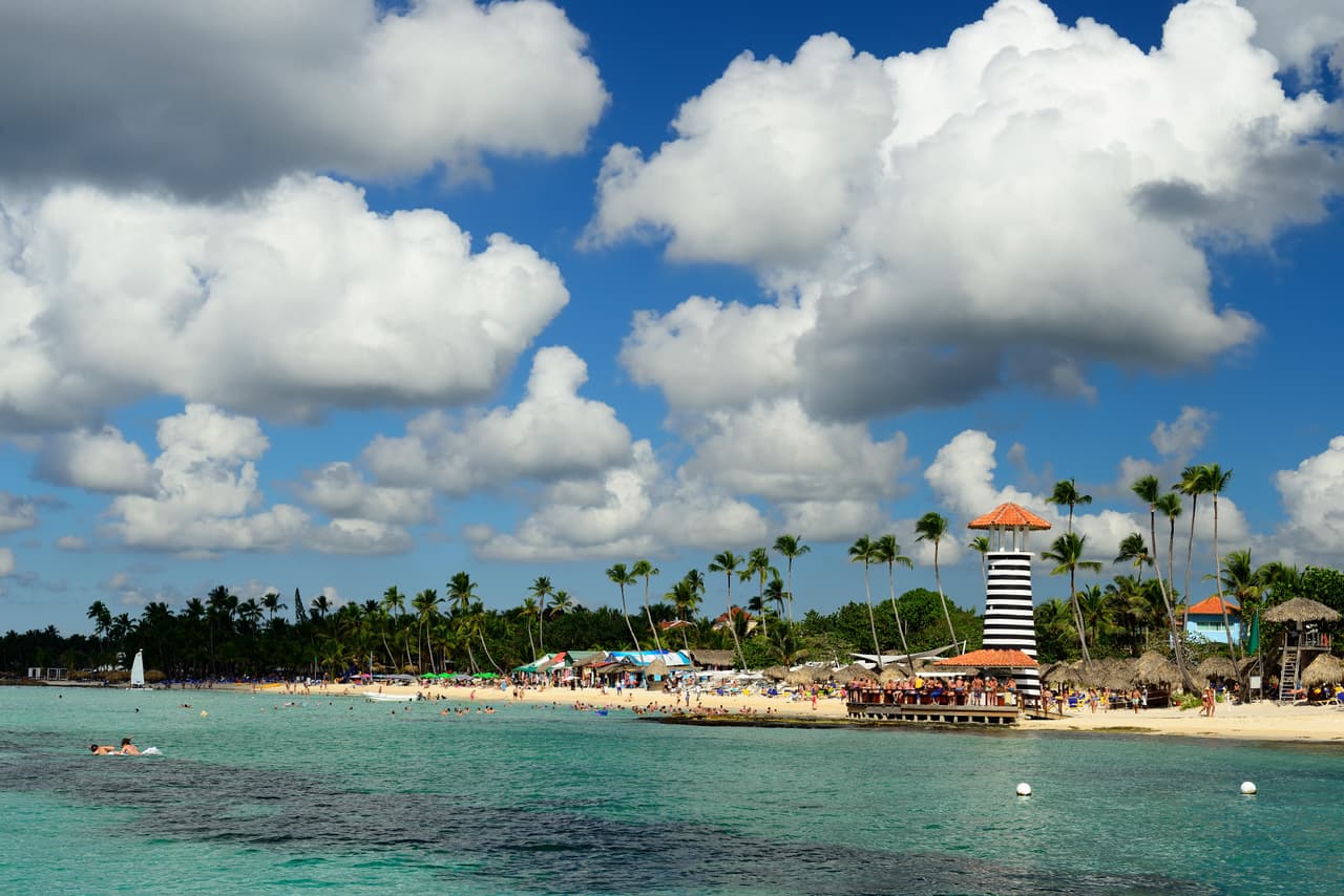 Además de los obsequios de Distinctive Assets, los nominados al Oscar también tendrán otro botín de regalo. De acuerdo con 
<a href="https://pagesix.com/2021/04/20/oscars-swag-returning-in-2021-with-60k-gift-bags-for-celebs/" target="_blank">Page Six</a>, podrán recoger una bolsa extra en el GBK Brand Bar del Kimpton La Peer Hotel, que ofrece 
<b>vacaciones de lujo</b> cuyo valor asciende a 60,000 dólares.