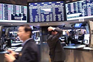 Investigan a varias firmas por usar información privilegiada para operar en bolsa