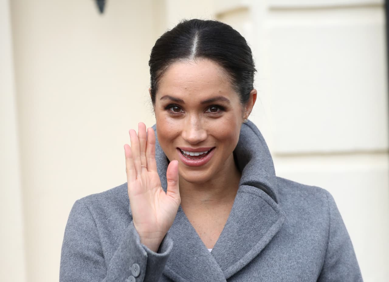 Sin embargo, en los últimos meses, el cabello de 
<a href="https://www.univision.com/entretenimiento/realeza/meghan-markle-entro-en-la-recta-final-de-su-embarazo-ya-la-delato-su-ombligo-fotos"><b>la duquesa de Sussex</b></a> se ha caracterizado por no mostrar ni una sola zona gris, lo que no ha pasado inadvertido.