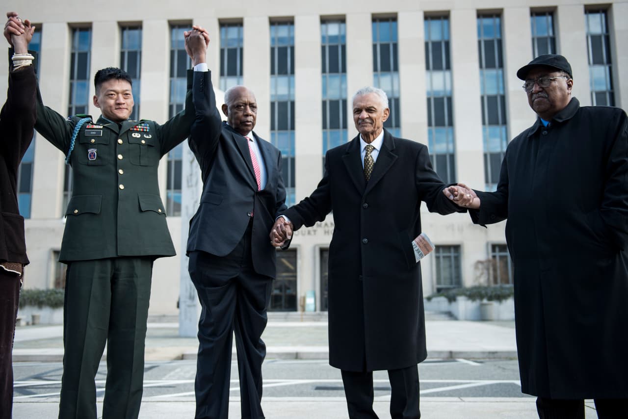 El ex teniente del ejército de EE. UU. Dan Choi (L), un activista por los derechos de los homosexuales y opositor de "Don't ask Don't Tell", está con Joe Beasley, del Rainbow Push, ícono de la era de los derechos civiles de los Estados Unidos, el reverendo C.T. Vivian y el Dr. Charles Steele Jr., Director Ejecutivo de la Conferencia de Liderazgo Cristiano del Sur en el Palacio de Justicia Federal E. Barrett Prettyman el 28 de marzo de 2013 en Washington, DC.