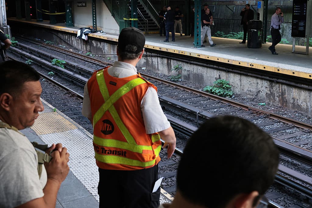 Las líneas B, Q, D y N del metro experimentaron retrasos durante la hora pico matutina. La MTA implementó desvíos mientras la policía investiga el incidente en la estación Prospect Park.