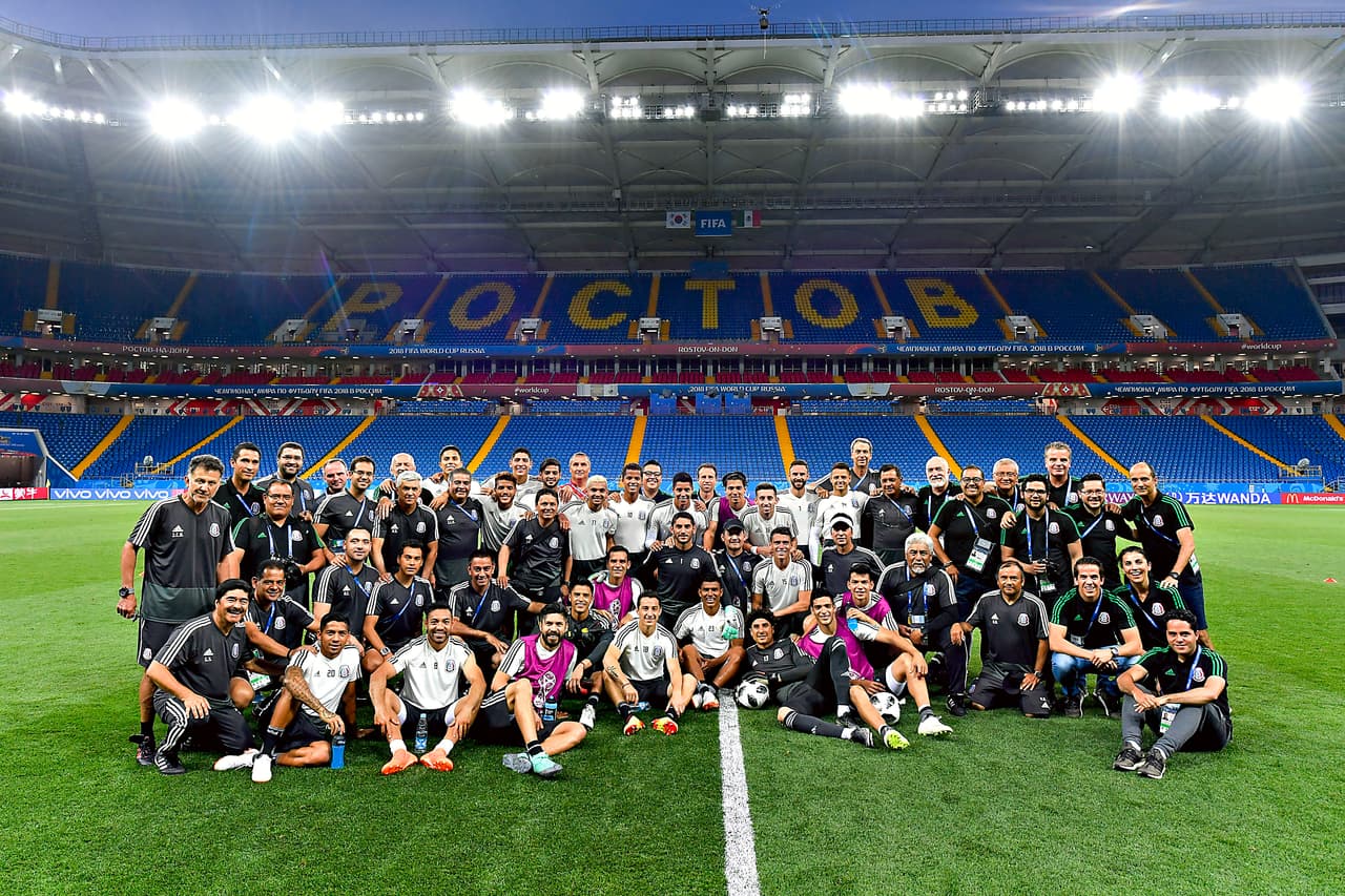 Con esta cara, y con esta foto, concluyó la última práctica de la selección de México en la víspera del partido que sostendrán por el Grupo E de la Copa del Mundo este sábado ante Corea del Sur.