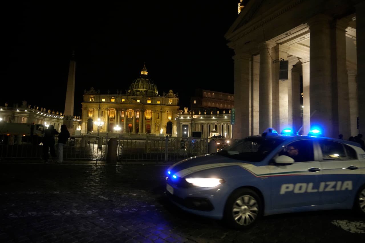 Un coche embiste la puerta del Vaticano: el conductor ha sido detenido