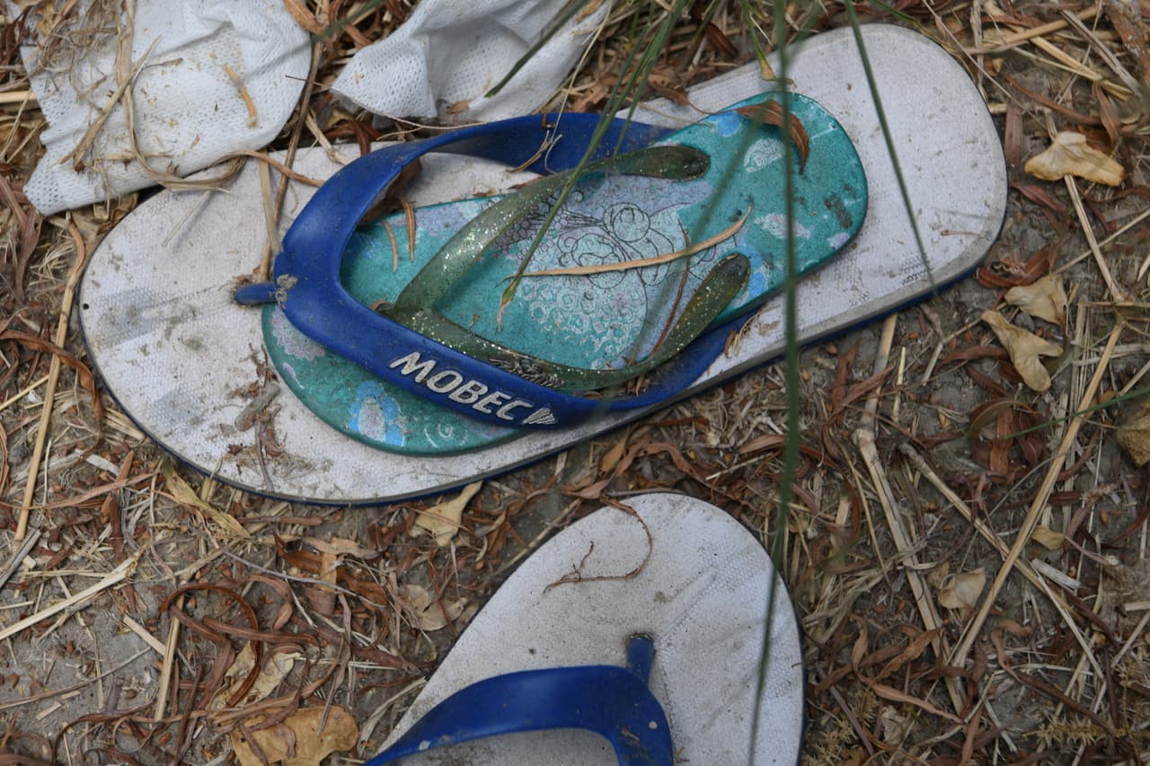 <b>Sandalias abandonadas por migrantes en la orilla del río Grande</b>, cerca de la población de Mission, en Texas. En las últimas semanas varios migrantes, incluyendo niños, se han ahogado en ese río tratando de cruzar hacia Estados Unidos para pedir asilo. La mayoría de los fallecidos eran centroamericanos.