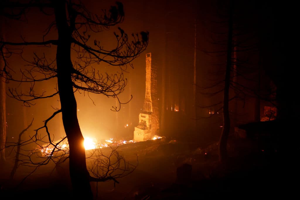 Desde que el incendio Caldor empezó el 14 de agosto, ha quemado 177,260 acres, un área más grande que el del mismo Lake Tahoe. El siniestro ha destruido 472 residencias, 11 negocios y 170 estructuras, y amenaza a unas 20,414 estructuras, de acuerdo con Cal Fire.
<b> <a href="https://www.univision.com/local/sacramento-kuvs/incendio-caldor-south-lake-tahoe-evacuaciones">Lee lo último sobre el incendio Caldor en este enlace</a>. </b>