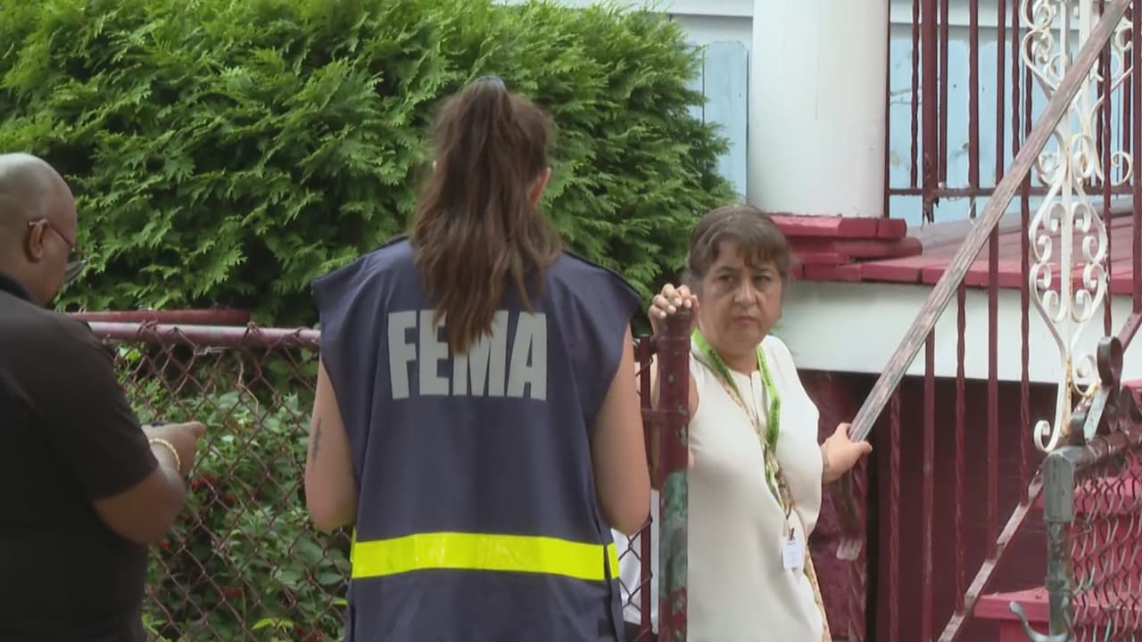 FEMA explicó también que la presencia de la agencia no garantiza que llegaran los fondon. Pidieron a los residentes que no pospongan la limpieza y restauración de sus sótanos.