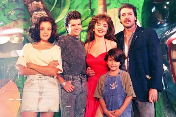 En esta telenovela, Thalía interpreta a una joven huérfana de madre, humilde y muy trabajadora.