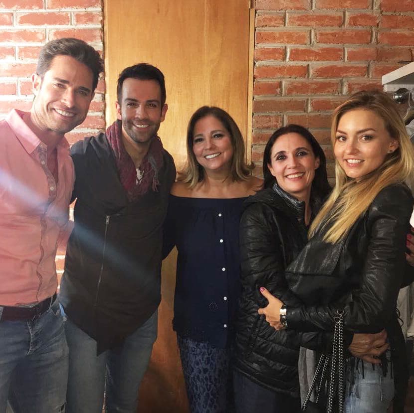 Maru Dueñas debutó como directora de diálogos de telenovelas con 'Alma de Hierro'. En 2014 se integró al equipo de 'Lo que la vida me robó' como directora y también para interpretar a 'Zulema', una bailarina exótica.
