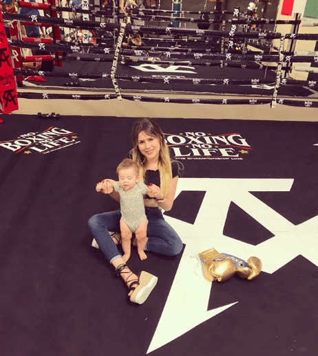 En el ring de entrenamiento, incluso, aparecen las iniciales de la marca de productos de 'Canelo' Álvarez, cuestión que ya ponía en evidencia la visita de la modelo y la pequeña María Fernanda a dichas instalaciones.