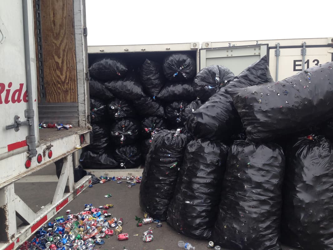 Hispanos van a prisión por el contrabando de 17 toneladas de latas de bebida vacías