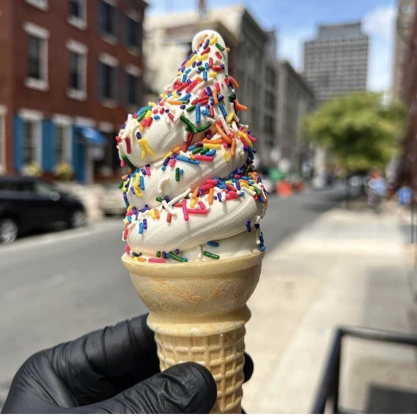<b>1-900-Ice Cream </b>
<br>Dirección: 229 S 20th St
<b>, </b>Philadelphia
<br>Sitio web: 
<a href="https://1900icecream.com">https://1900icecream.com</a> 
<br>
<a href="https://www.yelp.com/map/1-900-ice-cream-philadelphia"><b>Cómo llegar</b></a>
<br>
<br>Una usuaria de Yelp dijo: “Tienen un servicio increíble. Cambian sus sabores cada 2-4 semanas. ¿Así que será que esto significa que me están invitando a volver al menos dos veces al mes?”.