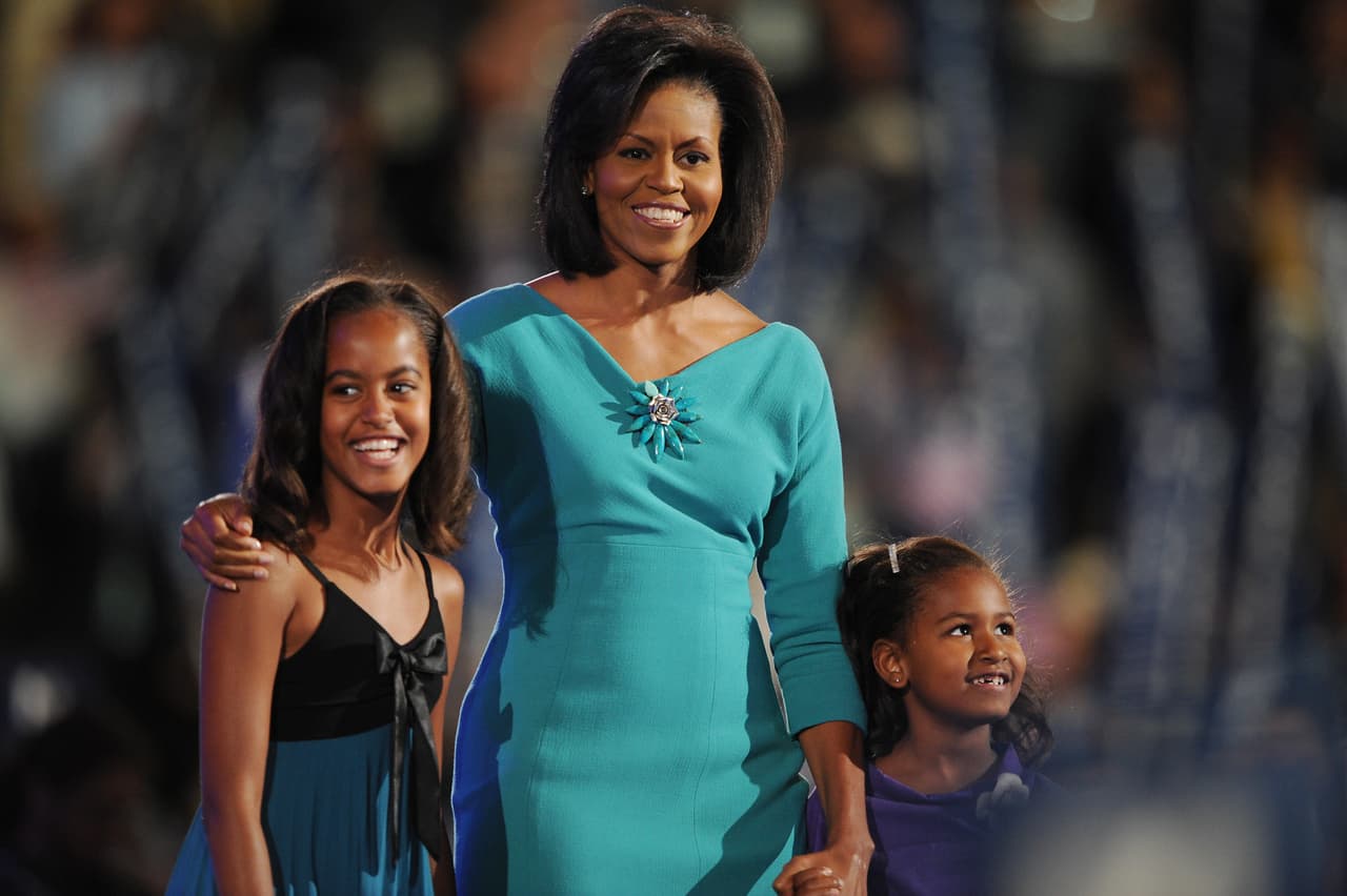 En el primer día de la Convención Nacional Democrata en 2008, Michelle Obama se presentó en el Pepsi Center acompañda de sus dos sonrientes hijas para darle su apoyo al para entonces candidato demócrata.