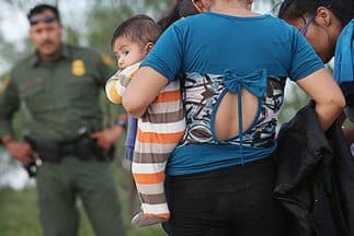 Activistas piden mayores protecciones y cuidados para los miles de niños migrantes