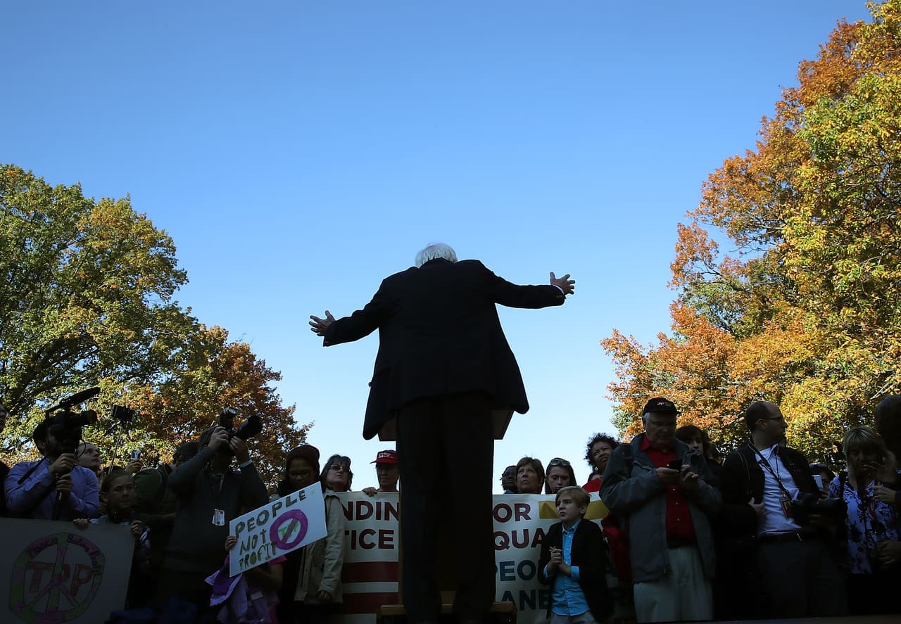Bernie Sanders se dirige a una multitud frente al Capitolio en Washington