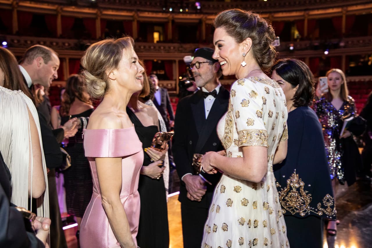 En Londres, no obstante, la acción no se detiene. Y este domingo, Kate Middleton representó a la reina Isabel II en los Bafta, celebrados en el Royal Albert Hall, de Londres. Allí platicó con la actriz estadounidense Renee Zellweger.