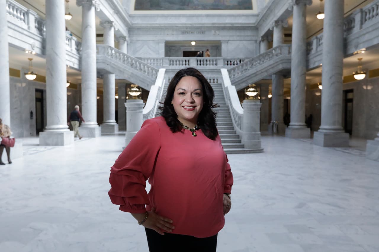 La senadora demócrata Luz Escamilla posa para un retrato en el Capitolio del Estado de Utah el 27 de febrero de 2020, en Salt Lake City.