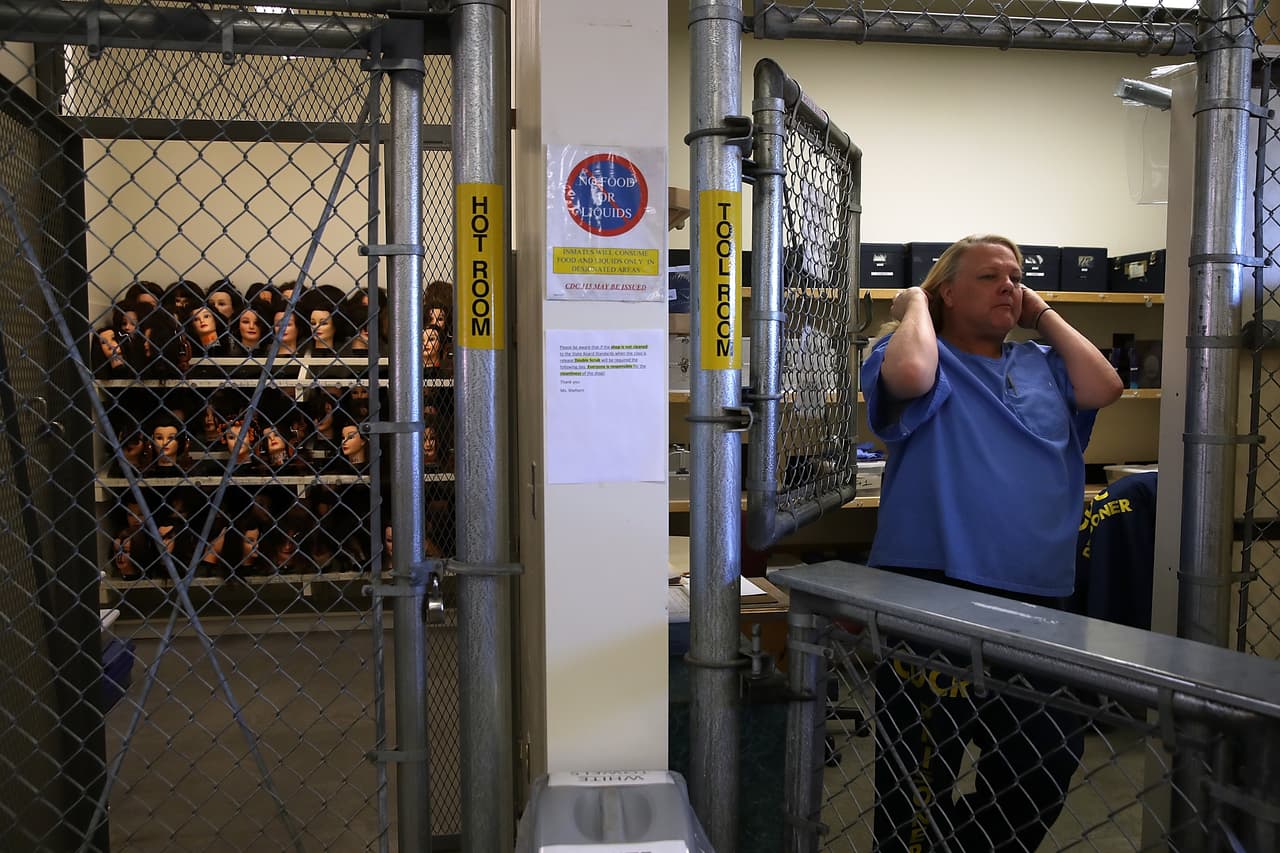 Un prisionero de Valley State, Darrell Okey, sale del cuarto de equipos y materiales durante la clase de cosmetología en marzo.