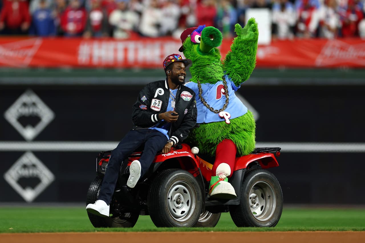 El rapero Meek Mill y Phillie Phanatic en el campo antes del inicio del Juego Cinco de la Serie Mundial 2022.
