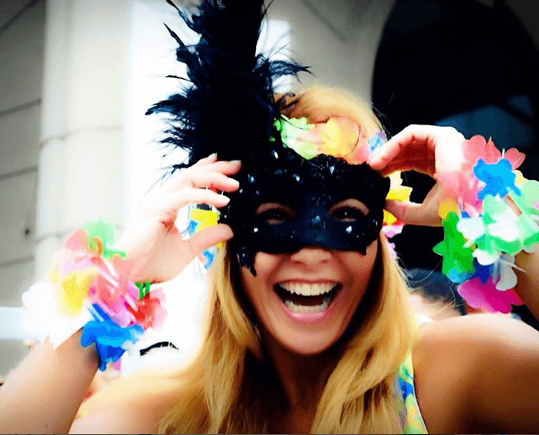 Lucero, haciendo honor a su nuevo tema, lista para la fiesta 'Hasta que amanezca'.