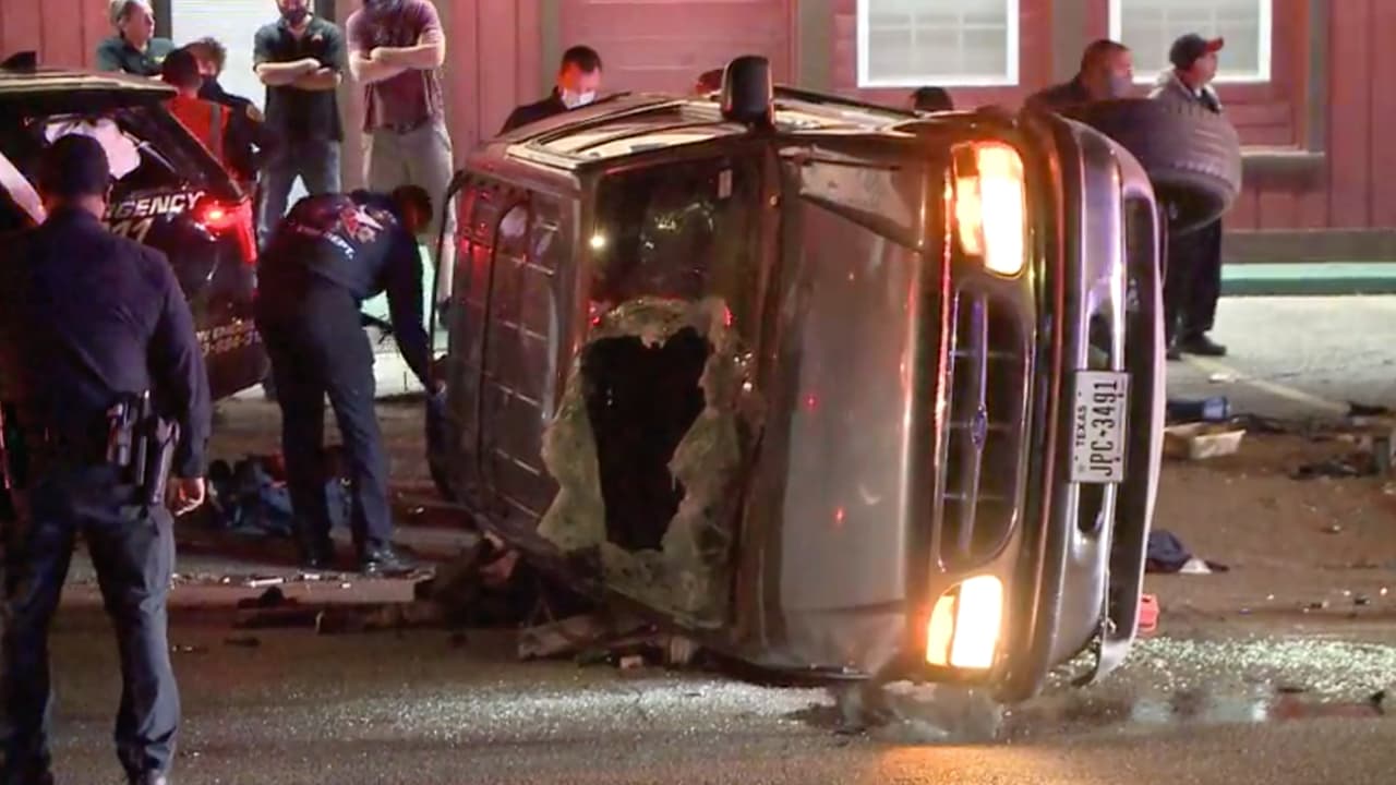 El automóvil con el que se impactó la patrulla terminó volcado.