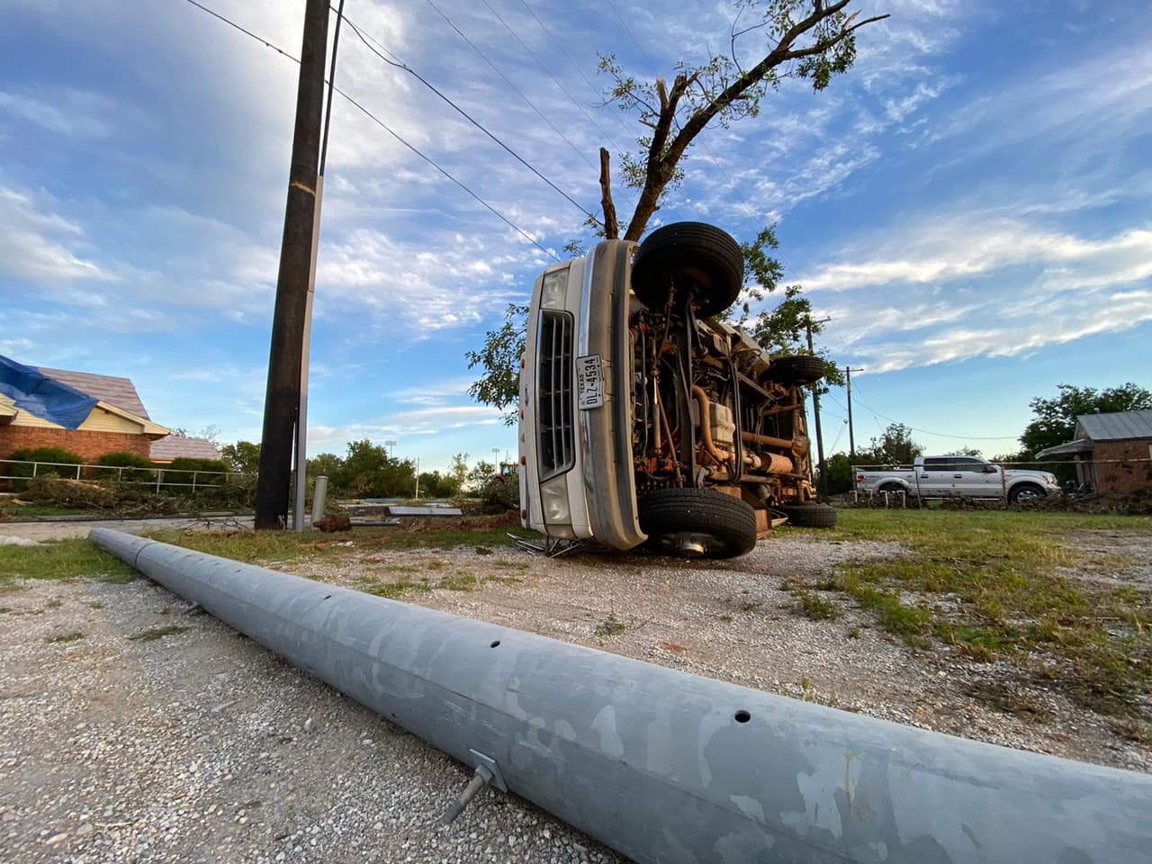 Autos y postes de electricidad también fueron derrumbados.
<br>