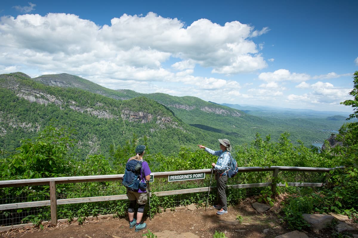 Los visitantes también disfrutan de senderos, así como accesos gratuitos a Rumbling Bald y Eagle Rock que brindan una experiencia de campo más rústica.