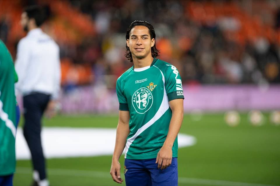 Diego Lainez: el atacante llega de sumar 17 minutos en la derrota con la Real Sociedad cuando entró por Cristian Tello. Es muy seguro que vuelva a ser parte del banco de suplentes.