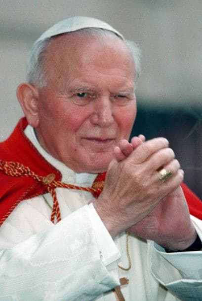 En su último viaje a México, Juan Pablo II visitó la Basílica de Guadalupe para canonizar a Juan Diego el 31 de julio.