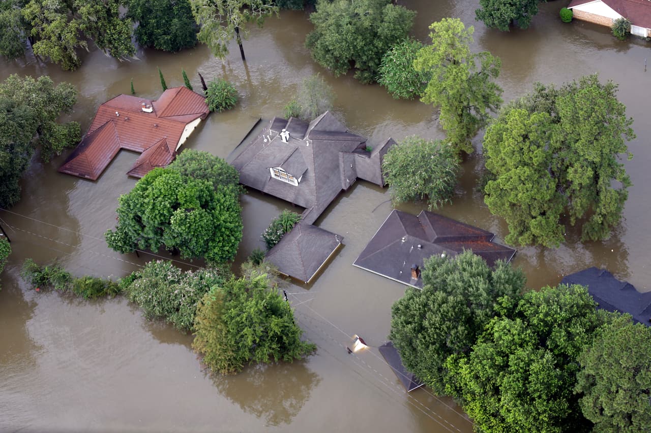 Casas sumergidas en Spring, al norte de Houston.
