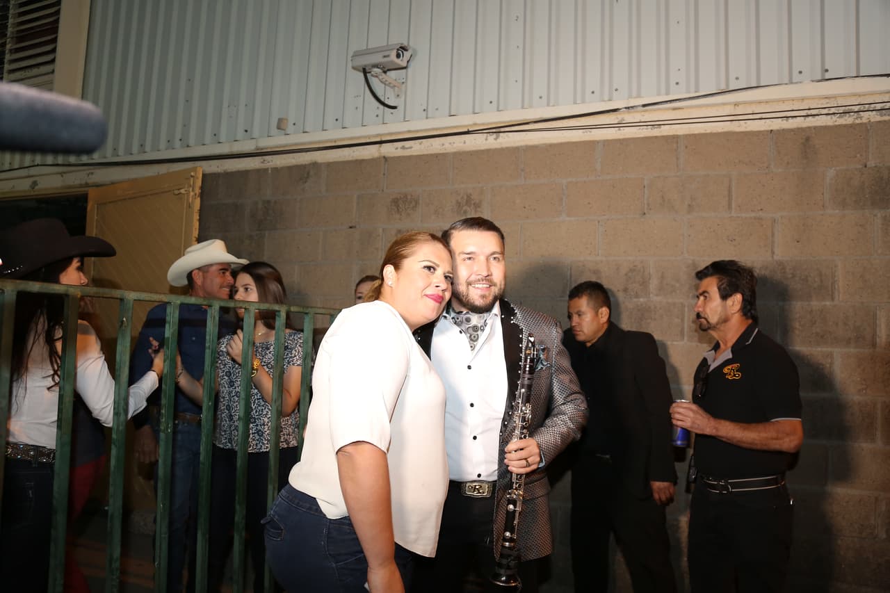 Siempre sonriente, Poncho no defrauda a sus seguidoras.