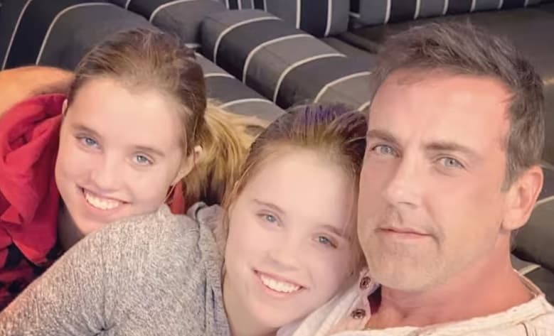 En 2003, Carlos Ponce y su ex agrandaron la famila al adoptar a las gemelas Savannah y Sienna, quienes actualmente tienen 20 años.