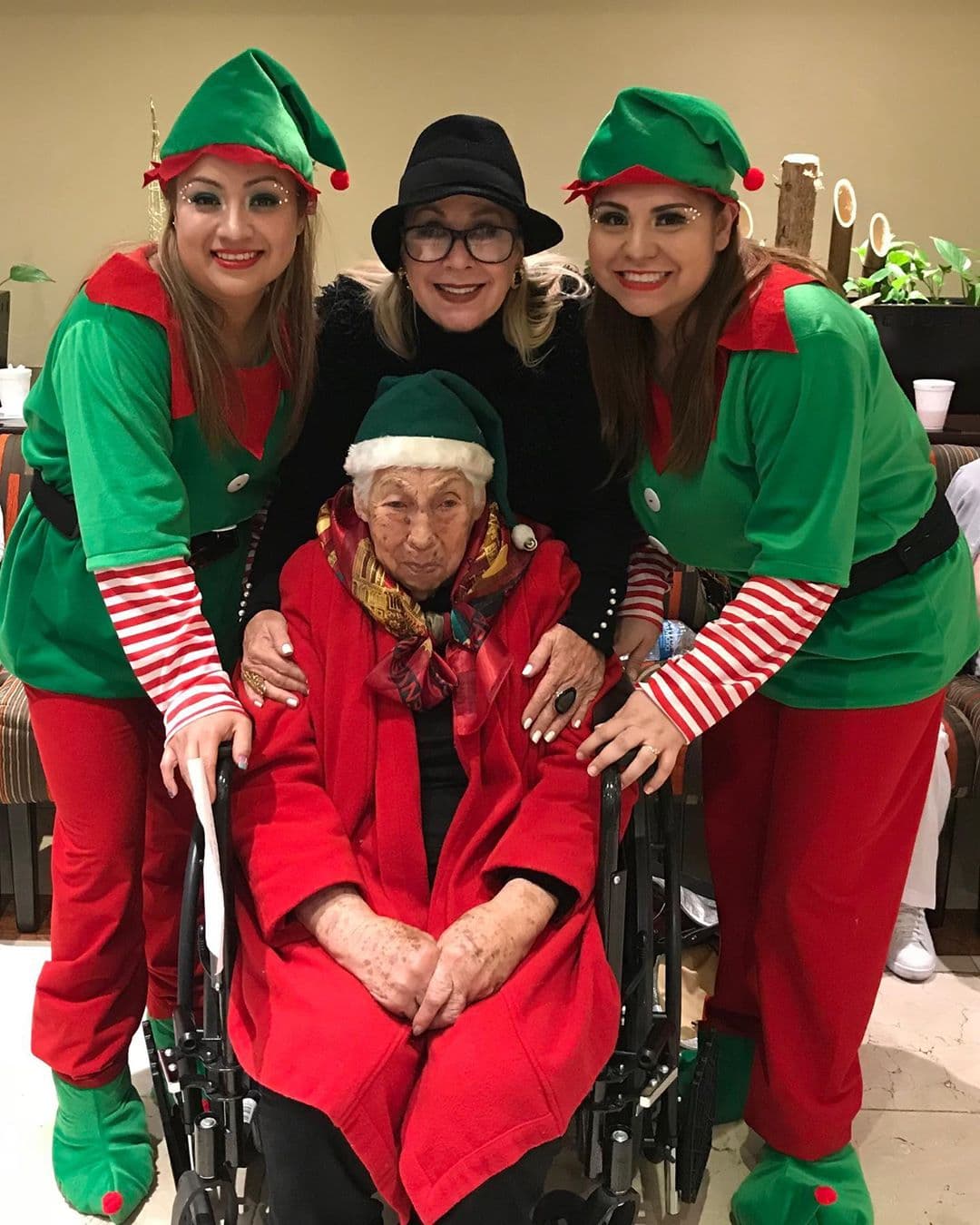 Agregó: "Es muy bonito que la vida te dé oportunidad de regresar lo que has recibido, 
<b>hay que ser agradecidos </b>con los que nos acompañaron cuando no teníamos fuerza, la capacidad, el poder el conocimiento la edad", sentenció.
<br>