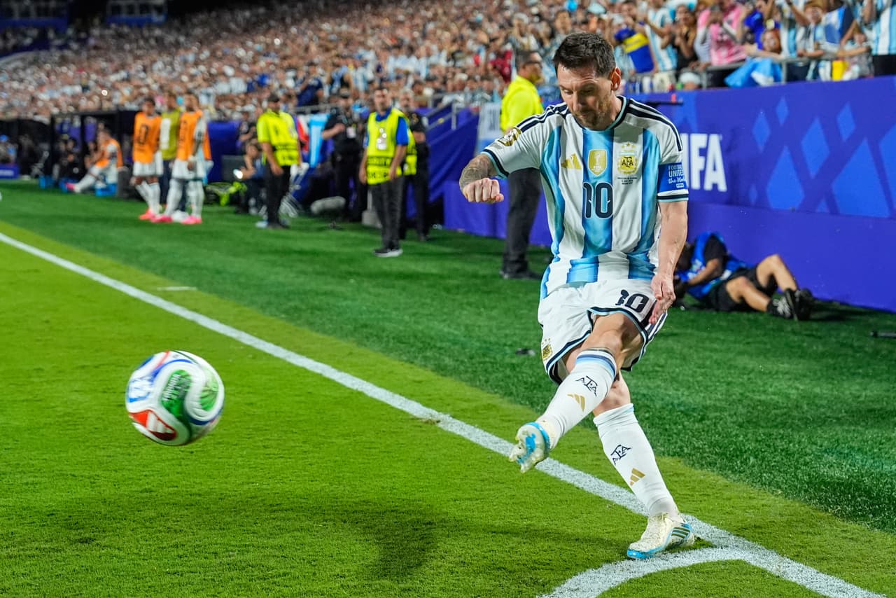 Lionel Messi, de Argentina, ejecuta un tiro de esquina durante el partido de futbol del Grupo J de la Copa Mundial entre Argentina y Argelia en Kansas City, Missouri, el martes 16 de junio de 2026.