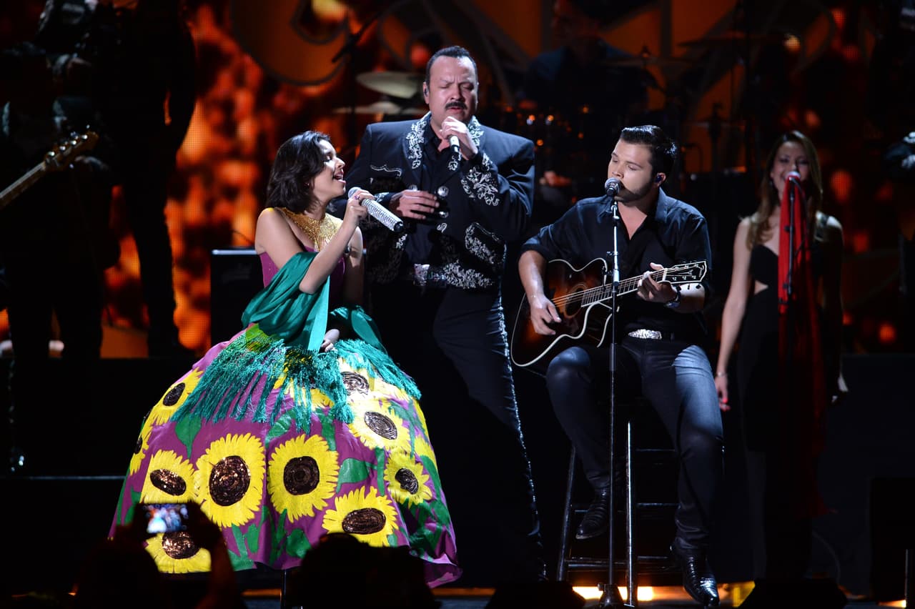 En lo que llega el estreno de su disco,
<b><a href="https://www.univision.com/famosos/mi-papa-me-regana-y-mi-mama-dice-que-soy-una-loca-angela-aguilar-defiende-su-estilo-incluso-de-su-propia-familia-video" target="_blank">Ángela Aguilar</a></b> continuará junto a su hermano Leonardo y su papá, el maestro cantautor Pepe Aguilar, presentando el espectáculo
<b> Jaripeo Sin Fronteras</b> en diversas ciudades de Estados Unidos y México.