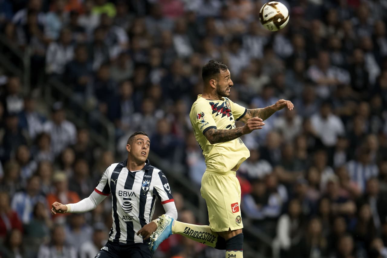 Emanuel Aguilera se sumó constantemente a la zona defensiva para destruir las posibilidades de ataque por parte del 'mellizo'.
