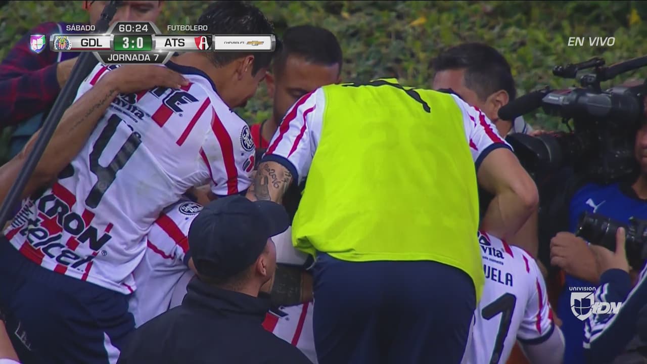 Hat-trick de Vega y llega el 30 para Chivas. ¡Qué noche la del goleador mexicano!