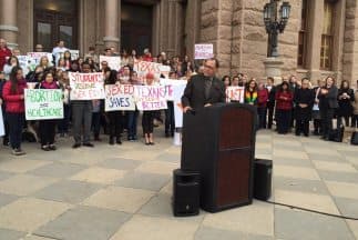 Decenas protestan contra medida que restringe el aborto en Texas