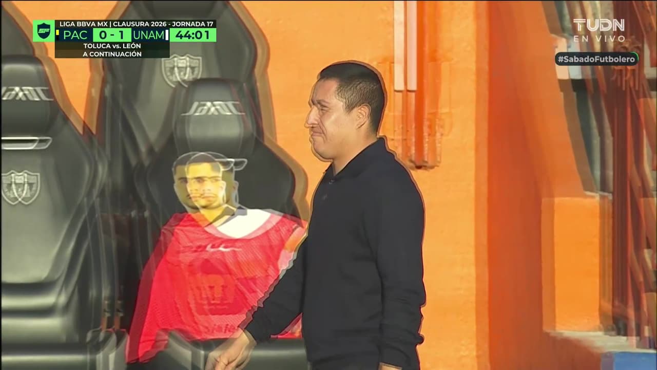 Pumas rinde homenaje a Alan Medina con figura en la banca