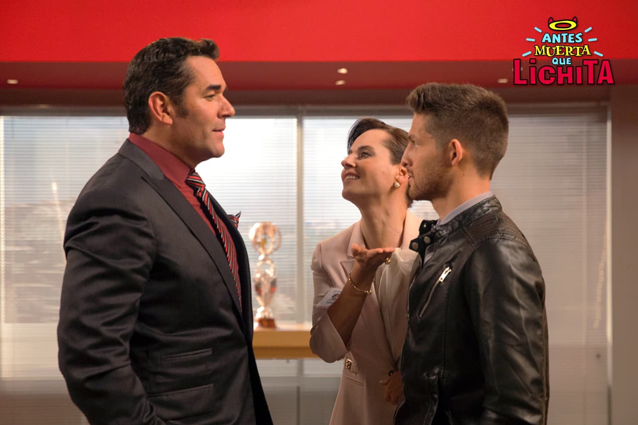 Augusto le da la bienvenida a Alex a Icónika y le propone trabajar en la agencia.