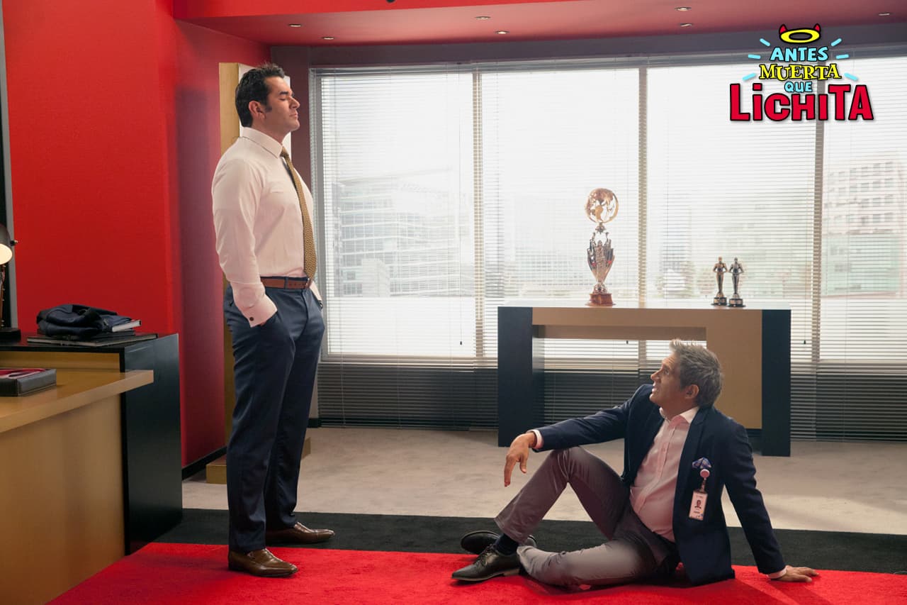 Augusto le pide a Roberto empezar a promover la imagen de su hijo Alejandro para postularlo como candidato de la API.