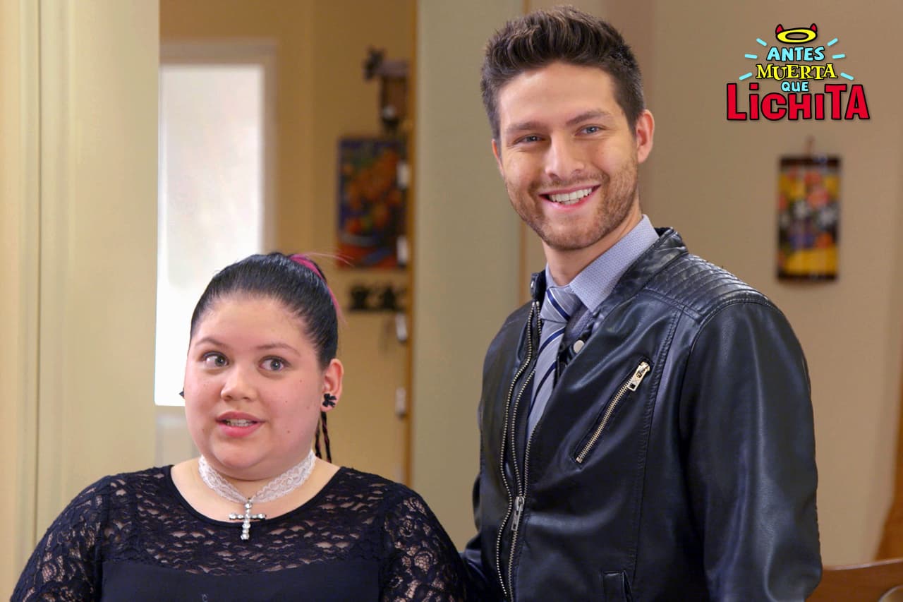 Lichita le confiesa a Alex que Dafne está en su casa para que se reencuentren.