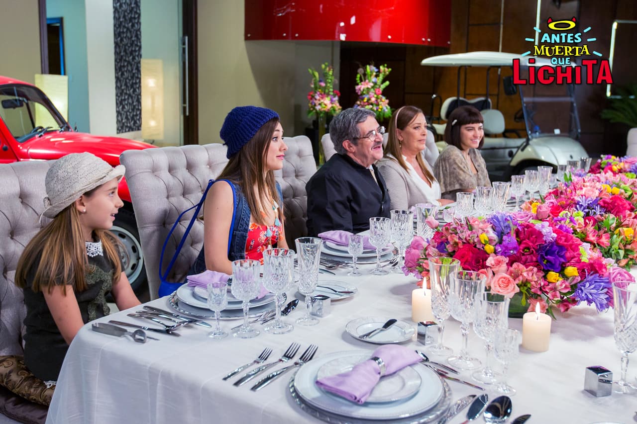 Como una muestra de agradecimiento por haber cuidado de Dafne, los Toledo y Mondragón deciden invitar a cenar a los Gutiérrez a su mansión.