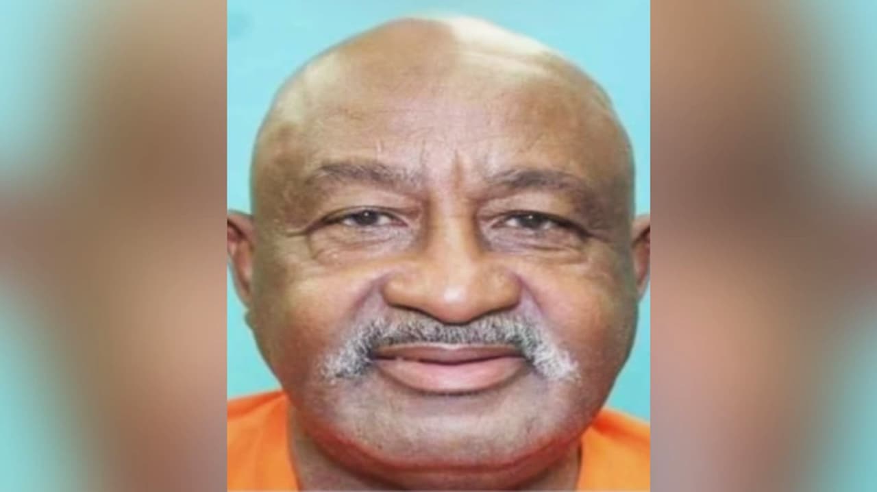 Buscan a hombre que fue grabado mientras amenazaba con un machete a conductora al noroeste del condado Harris