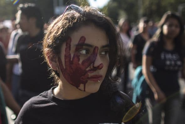 O con el cuerpo maquillado con consignas.