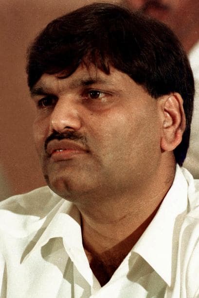 HARSHAD MEHTA " El operador fue uno de los principales acusados en 1992 de desviar ilegalmente $1,300 millones del mercado interbancario de valores para generar un auge en la Bolsa de Valores de Bombay.