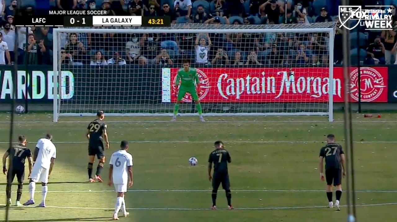 Cristian Arango fusila al portero desde el manchón penal y LAFC empata El Tráfico